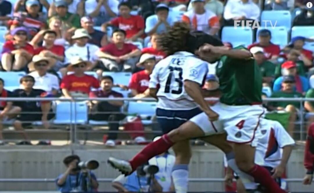 Rafa Márquez le dio un cabezazo a Cobi Jones en Octavos de Final entre México y Estados Unidos del Mundial de Corea-Japón 2002. Foto: Especial