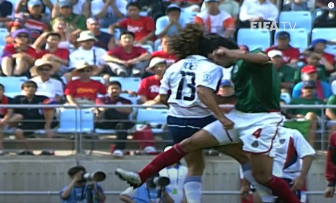 Rafa Márquez le dio un cabezazo a Cobi Jones en Octavos de Final entre México y Estados Unidos del Mundial de Corea-Japón 2002. Foto: Especial