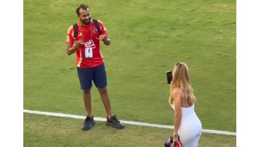 Inés Sainz la hizo de fotógrafa luego de que una persona le pidió un favor en la cancha del Chase Stadium. Foto: Especial