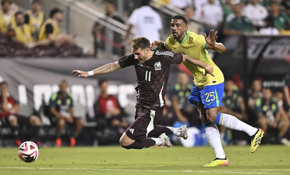 Santiago Giménez no pudo hacer nada en el duelo de México vs Brasil. Foto: Imago7