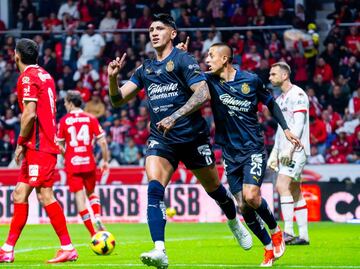 Chivas pide el audio original del VAR tras el gol anulado de Alan Pulido