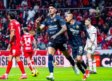 Chivas pide el audio original del VAR tras el gol anulado de Alan Pulido