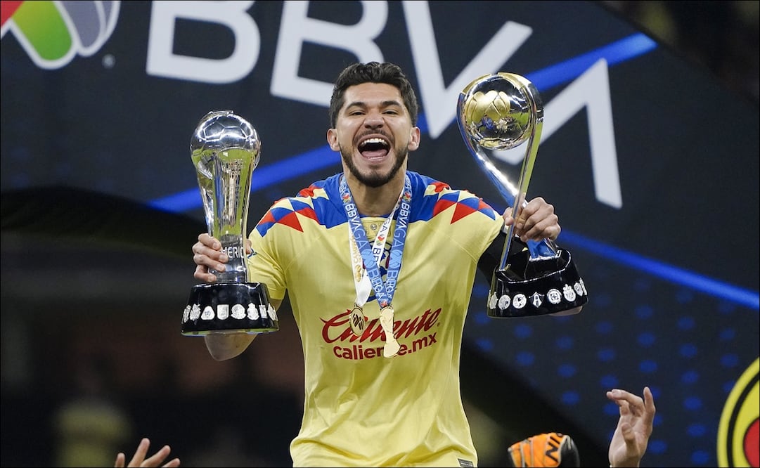 Henry Martín levanta los trofeos del América. FOTO: Imago7