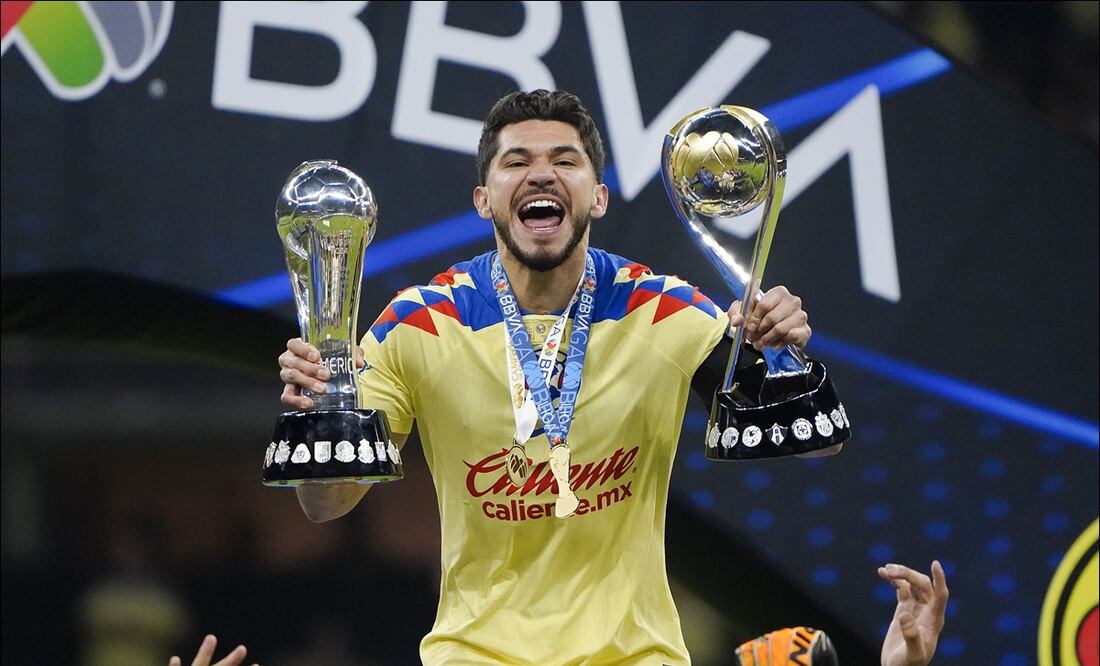 Henry Martín levanta los trofeos del América. FOTO: Imago7