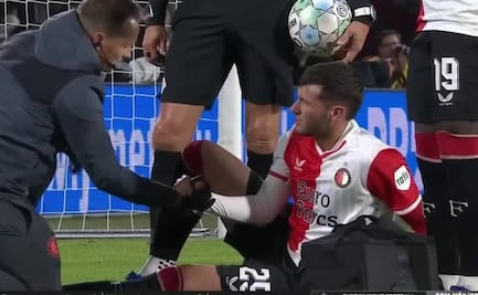 ¡Cumplió su amenaza! Santiago Giménez salió del juego del Feyenoord debido a una fuerte patada