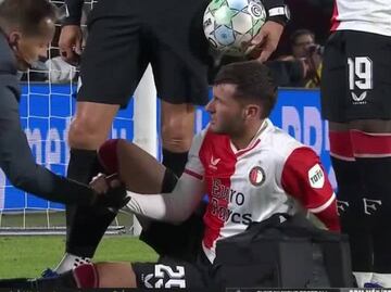 ¡Cumplió su amenaza! Santiago Giménez salió del juego del Feyenoord debido a una fuerte patada