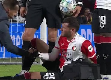 ¡Cumplió su amenaza! Santiago Giménez salió del juego del Feyenoord debido a una fuerte patada