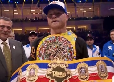 Canelo Álvarez y el cinturón millonario que le dieron tras ganar su pelea en Arabia Saudita