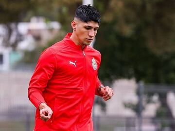 Alan Pulido ya entrenó con Chivas ¿Cuándo podrá hacer su debut en el Clausura 2025?