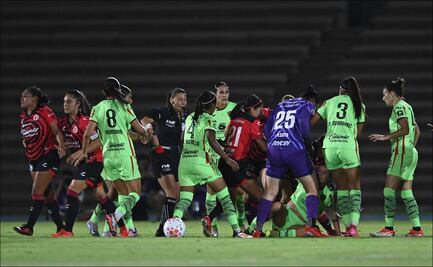 ¡Amanecimos bravas! Jugadoras de Juárez y Xolos Femenil protagonizaron tremenda bronca