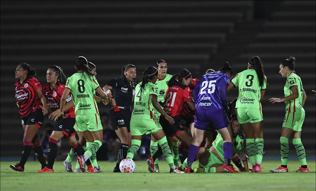 Miah Zuazua y Natividad Martínez se dieron con todo en el Bravas vs Xolos Femenil. FOTO: IMAGO7