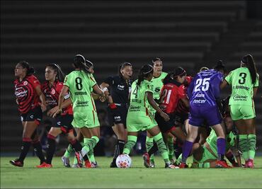 ¡Amanecimos bravas! Jugadoras de Juárez y Xolos Femenil protagonizaron tremenda bronca