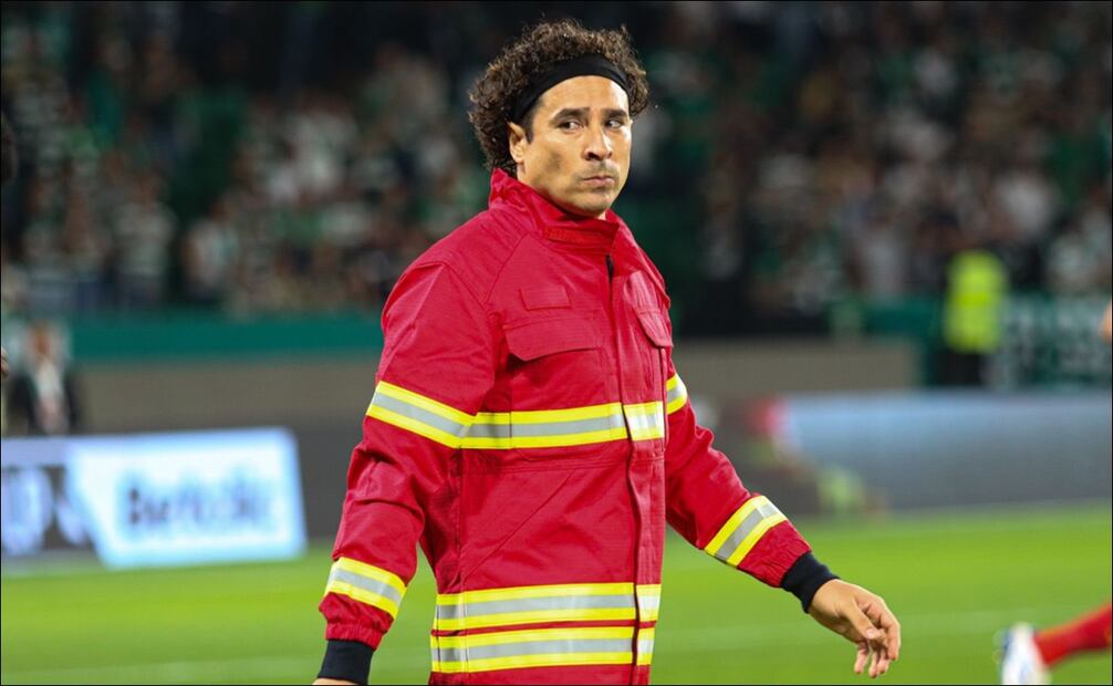 Guillermo Ochoa, previo a un partido con el  AVS Futebol SAD. FOTO: @afs_viladasaves