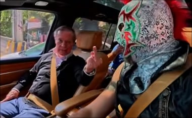 José Ramón Fernández no se aguantó ante el Escorpión Dorado y le mostró el dedo medio. FOTO: Captura