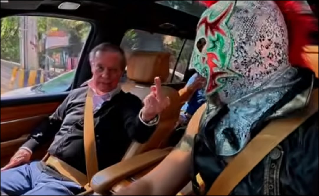 José Ramón Fernández no se aguantó ante el Escorpión Dorado y le mostró el dedo medio. FOTO: Captura