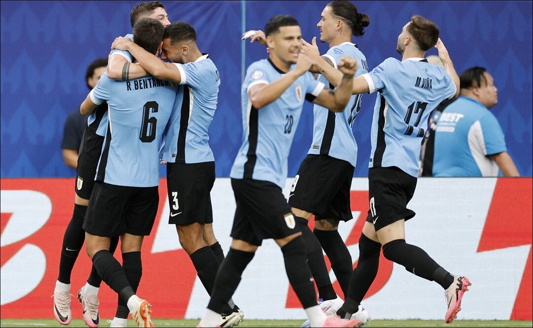 Rodrigo Bentancur, de Uruguay, celebra con sus compañeros tras anotar a Canadá. FOTO: EFE