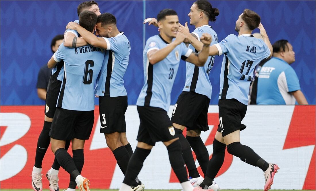 Rodrigo Bentancur, de Uruguay, celebra con sus compañeros tras anotar a Canadá. FOTO: EFE