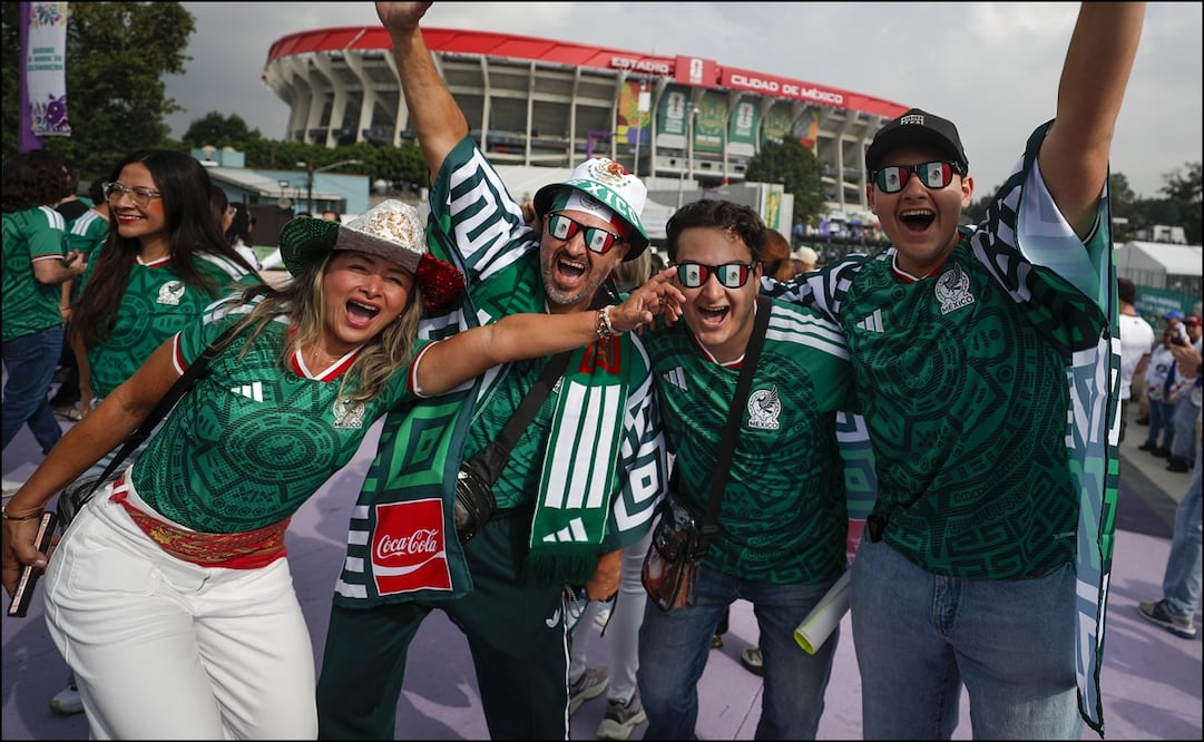 Aficionados llegaron desde muy temprano al Estadio Ciudad de México para el inicio del Mundial 2026. FOTO: EFE