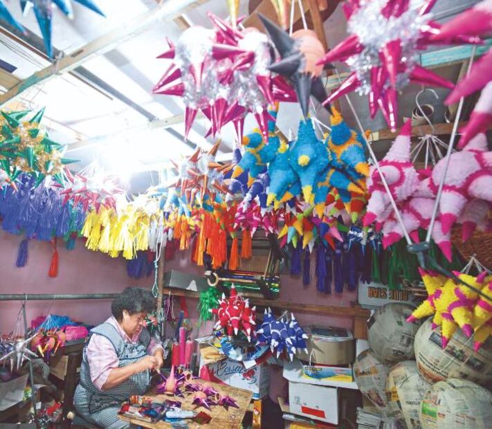 10 sencillos pasos para hacer una piñata navideña
