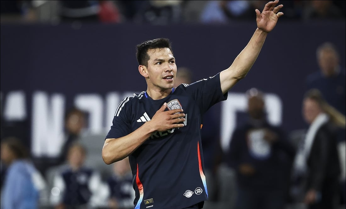 'Chucky' Lozano saluda a la afición luego de marcar su anotación en la MLS. FOTO: AP