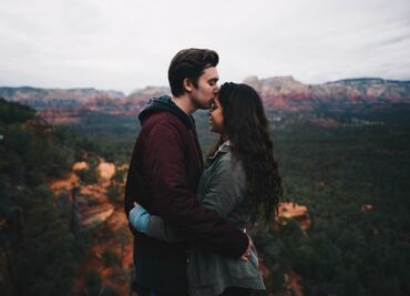 ¡Adiós soledad! Ahora puedes rentar “abrazadores” profesionales