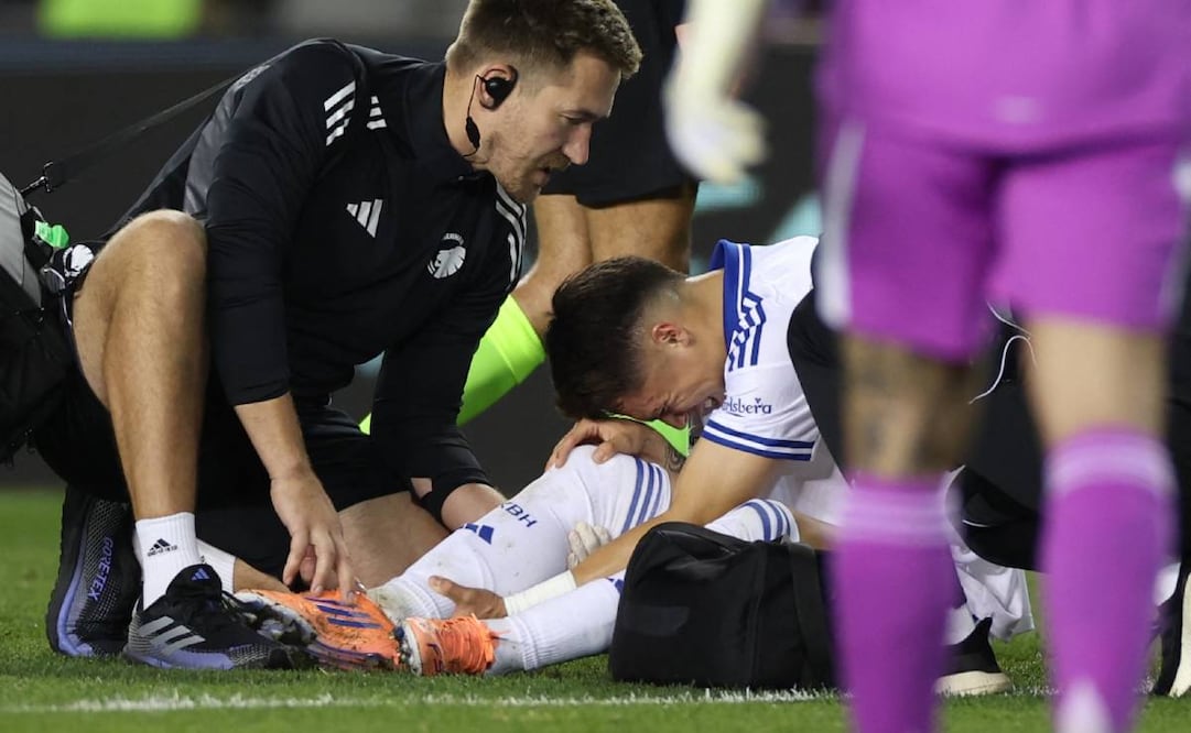Rodrigo Huescas se dolió mucho de una rodilla durante el partido de Champions League. Foto: Agencias