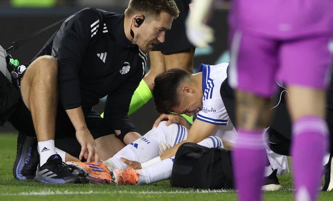 Rodrigo Huescas se dolió mucho de una rodilla durante el partido de Champions League. Foto: Agencias