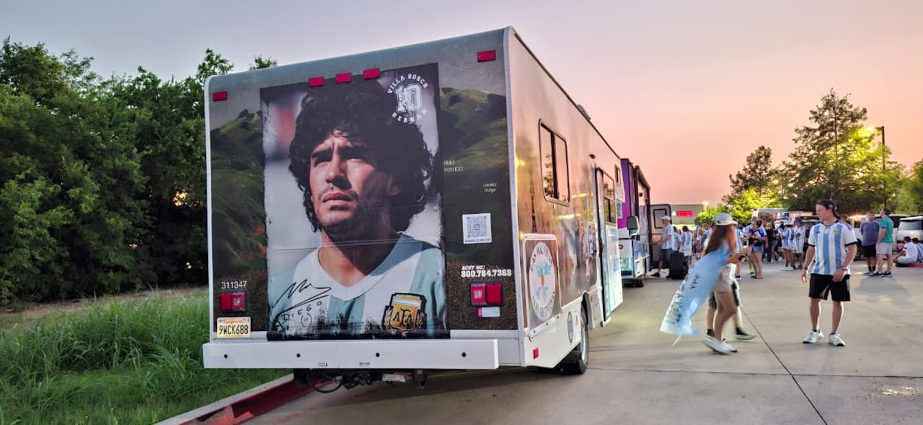 Aficionados de Argentina recorren Estados Unidos en una camper muy peculiar para ver a la Albiceleste en el Mundial 2026. FOTO: Sebastián García | EL UNIVERSAL