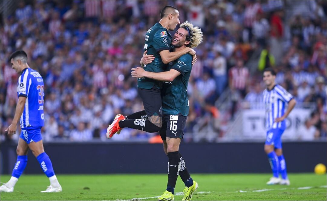 Roberto Alvarado y Cade Cowell festejan el autogol de Héctor Moreno. FOTO: Imago7