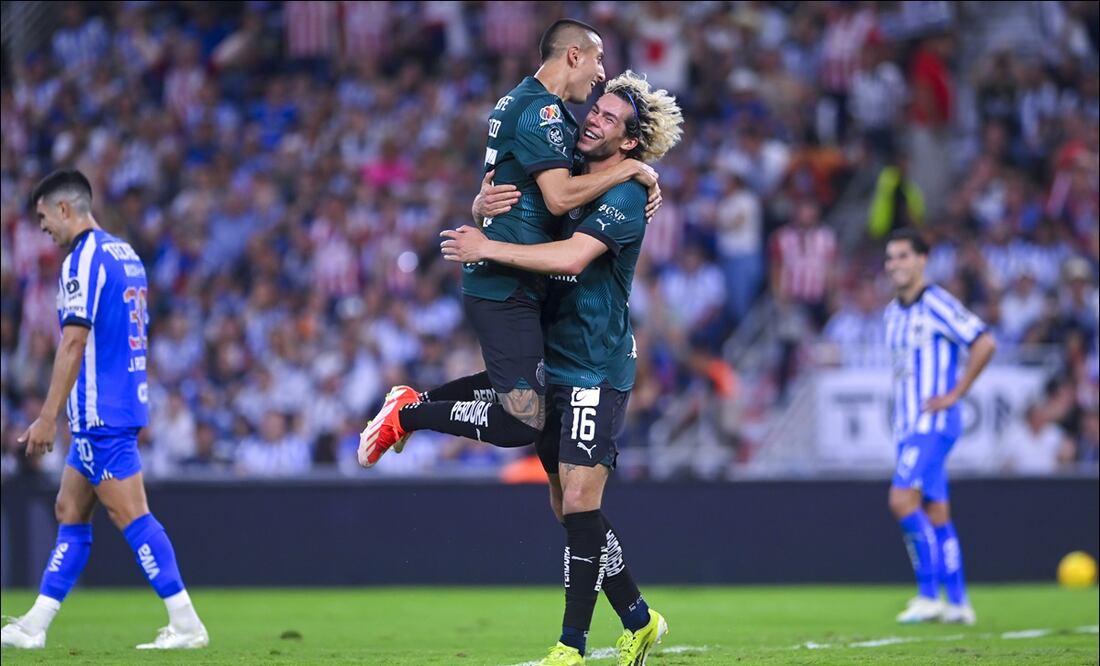 Roberto Alvarado y Cade Cowell festejan el autogol de Héctor Moreno. FOTO: Imago7