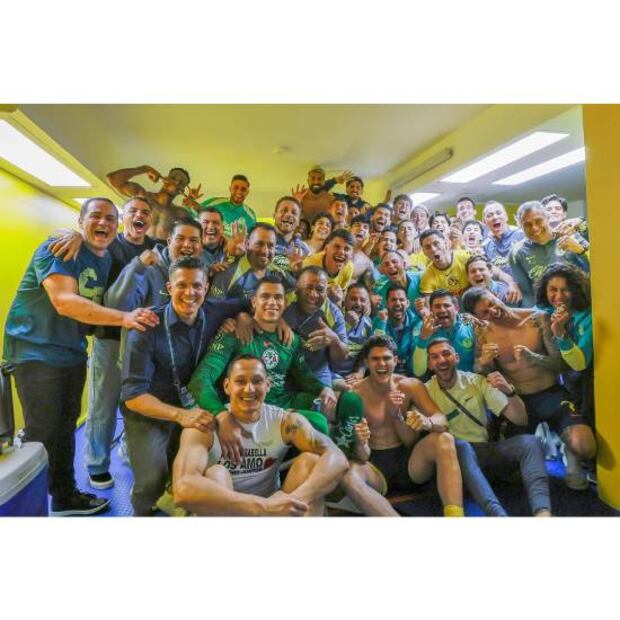 Igor Lichnovsky celebró con el resto de los jugadores del América la humillación a Chivas. Foto: Especial