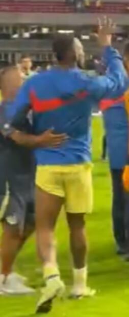 Julián Quiñones burlándose de gente de Cruz Azul