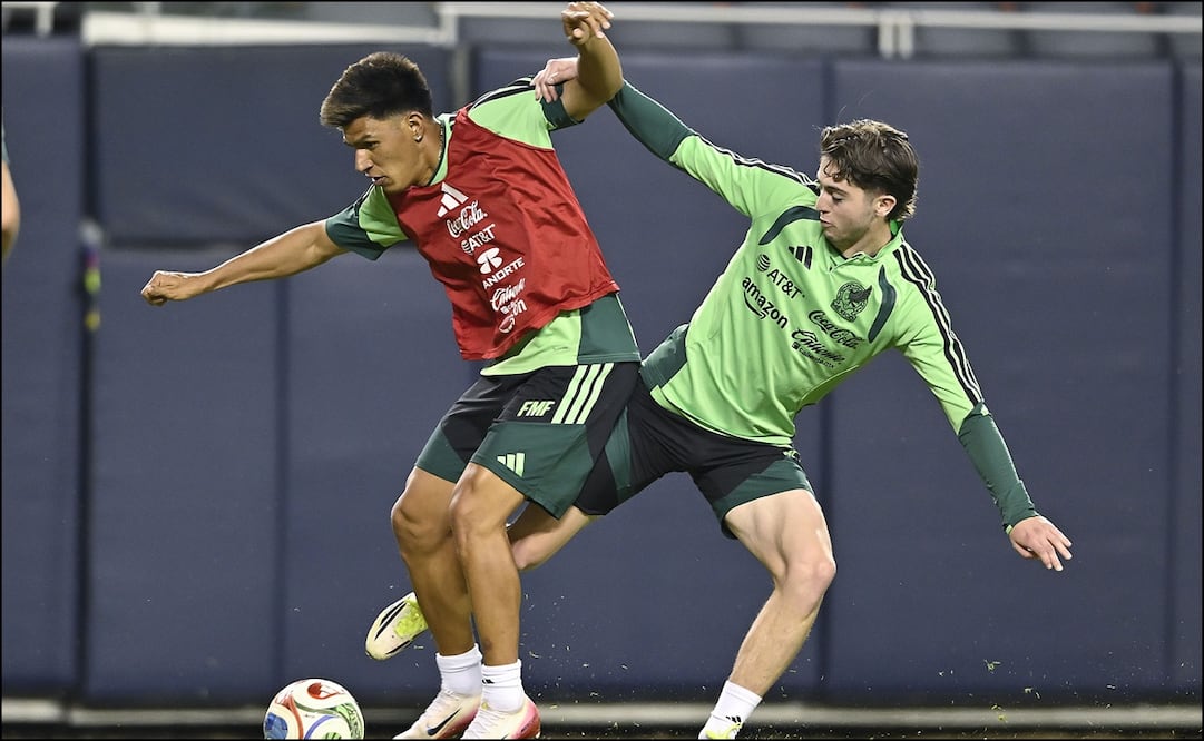 Jesús Gallardo y Brian Gutiérrez, durante un entrenamiento de la Selección Mexicana. FOTO: Imago7