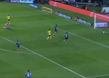 Regalo de Rayados pone adelante a las Águilas en el segundo tiempo de su duelo de la J14