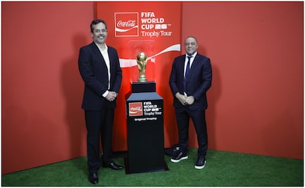 Roberto Carlos y Karanka dan la bienvenida al trofeo del Mundial en su visita al Santiago Bernabéu