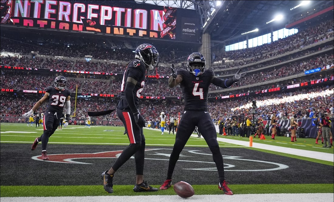 El esquinero de los Texans, Kamari Lassiter (4), celebra con Calen Bullock (21) tras interceptar un pase en el duelo de Wild Card ante Los Angeles Chargers. FOTO: AP