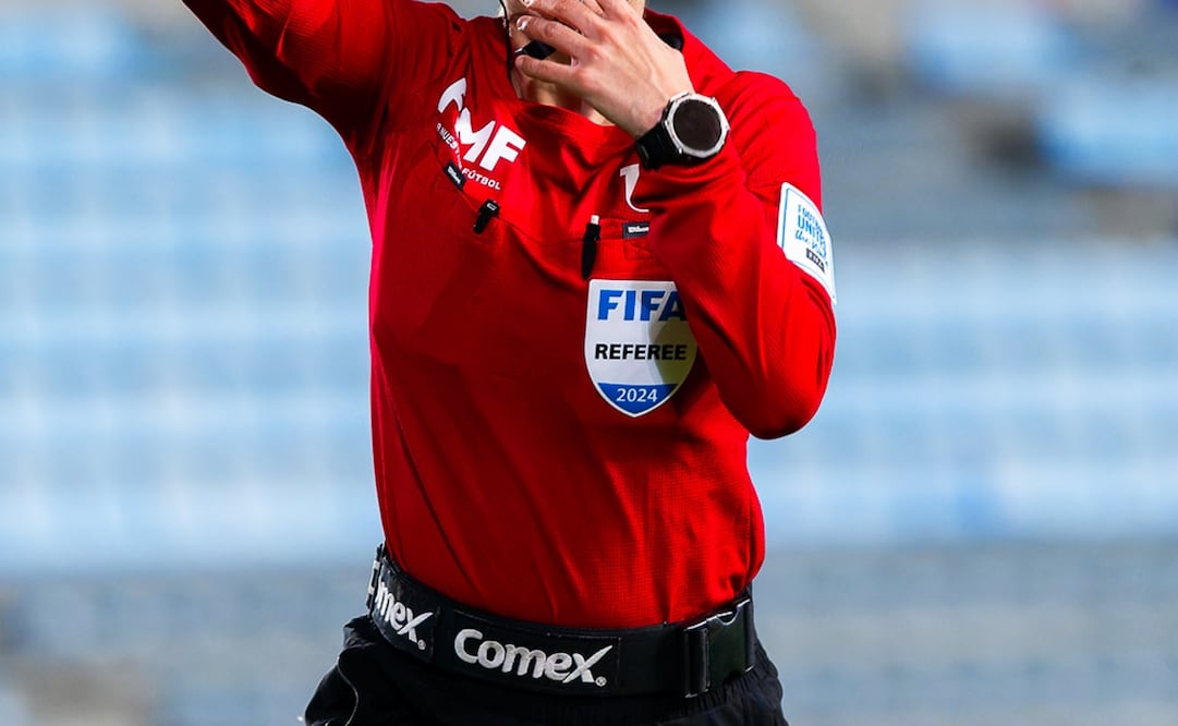 Árbitra dirigiendo un partido del balompié mexicano - Foto: Imago7