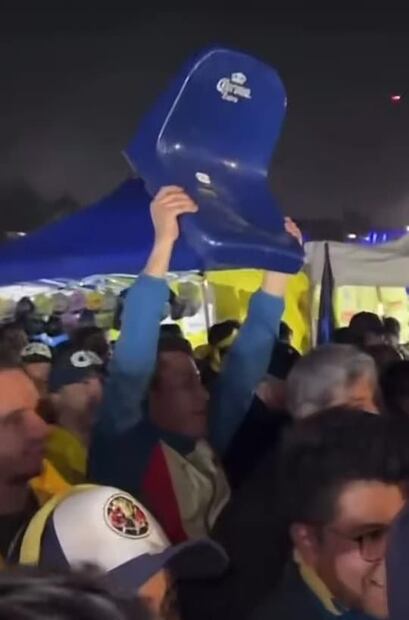 Un aficionado del América se llevó la butaca del Estadio Azteca de recuerdo. Foto: Especial