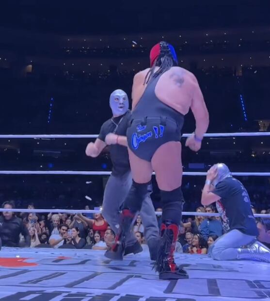 Santo Jr. subió al ring para defender a su padre de los castigos de Fuerza Guerrera. FOTO: Captura