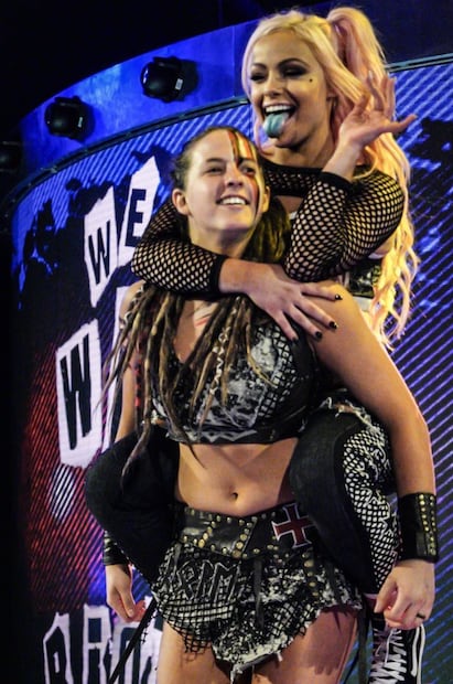 Sarah Lohan carga a Liv Morgan durante una batalla. Foto: Especial
