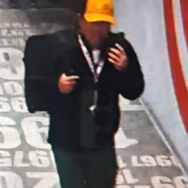 Esta persona sería la persona que robó la mochila del trabajador de Televisa. Foto: Especial