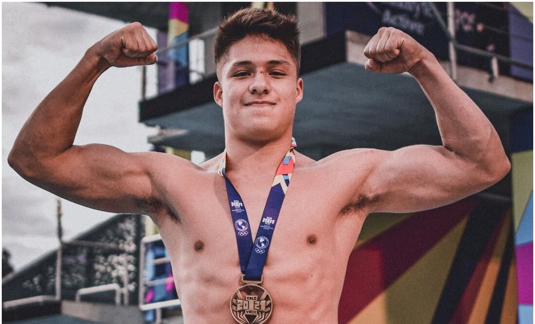 Osmar Olvera con una presea  / FOTO: Instagram @osmardiver05