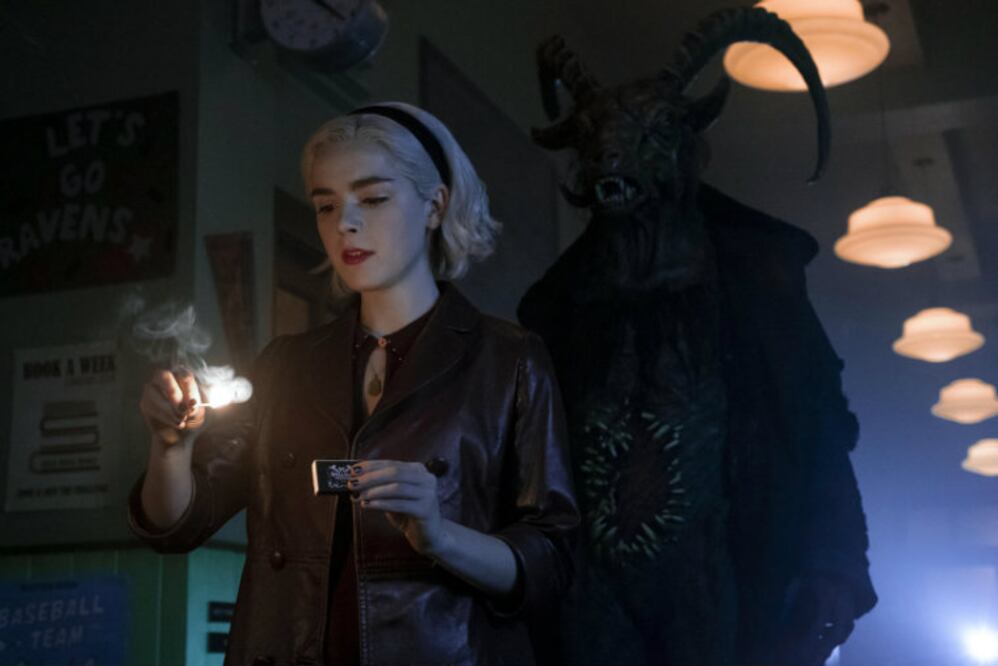 Un nuevo y escalofriante capítulo comienza cuando la platinada Sabrina se sumerge en el oscuro y audaz mundo de la brujería adolescente... (Foto: Netflix)