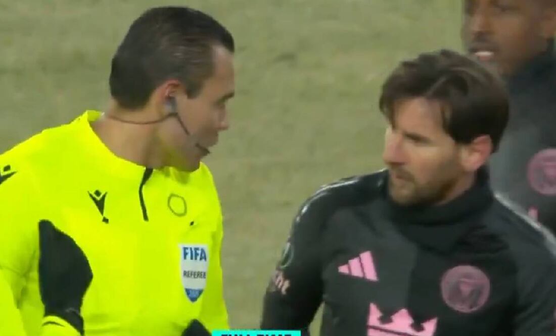 El Gato Ortiz apenas pitó el final de juego, le pidió su playera a Lionel Messi. Foto: Especial