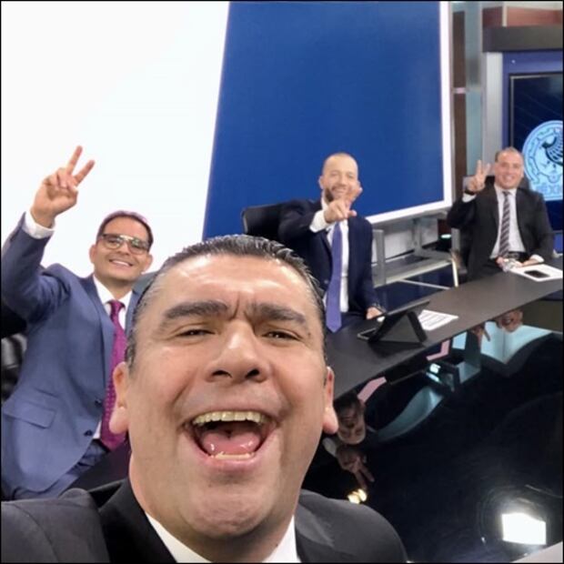 Óscar Guzmán se toma una selfie con sus compañeros de Fox Sports. FOTO: @guzmanjuegue