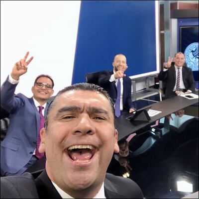 Óscar Guzmán se toma una selfie con sus compañeros de Fox Sports. FOTO: @guzmanjuegue