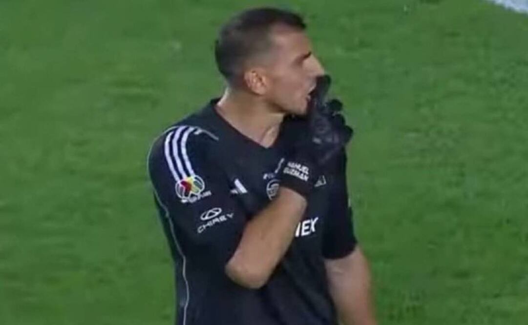 La afición le reclamó a Nahuel Guzmán por sus errores y les contestó con un balonazo y mandándolos a callar. Foto: Especial