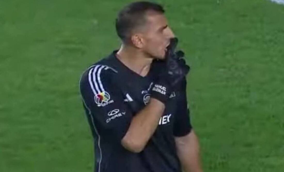 La afición le reclamó a Nahuel Guzmán por sus errores y les contestó con un balonazo y mandándolos a callar. Foto: Especial