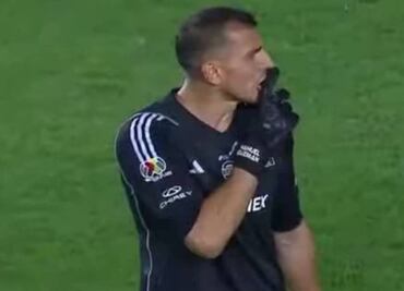 Nahuel Guzmán agredió con balonazo y mandó a callar a la afición de Tigres