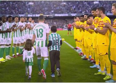 ¡Andrés Guardado fue despedido entre honores del Betis! Compañeros y jugadores del Barça lo aplaudieron